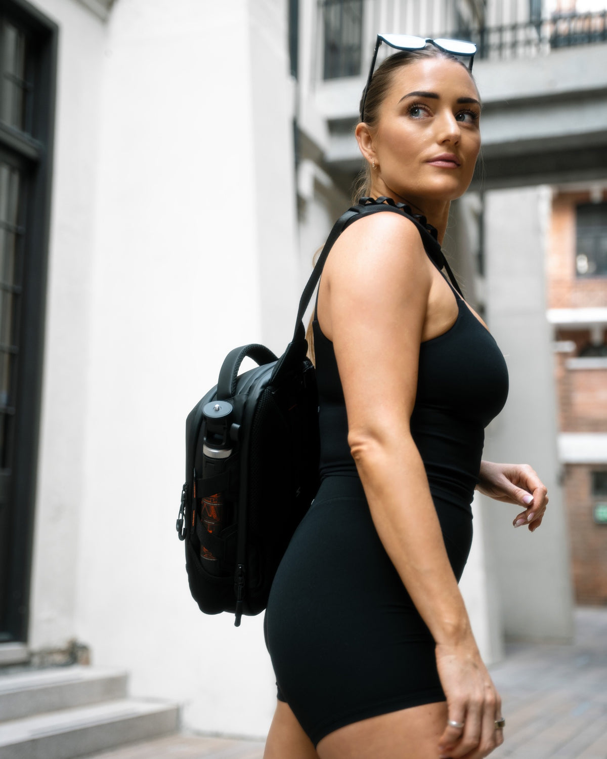 Smorky Sling 6L worn cross-body on the street