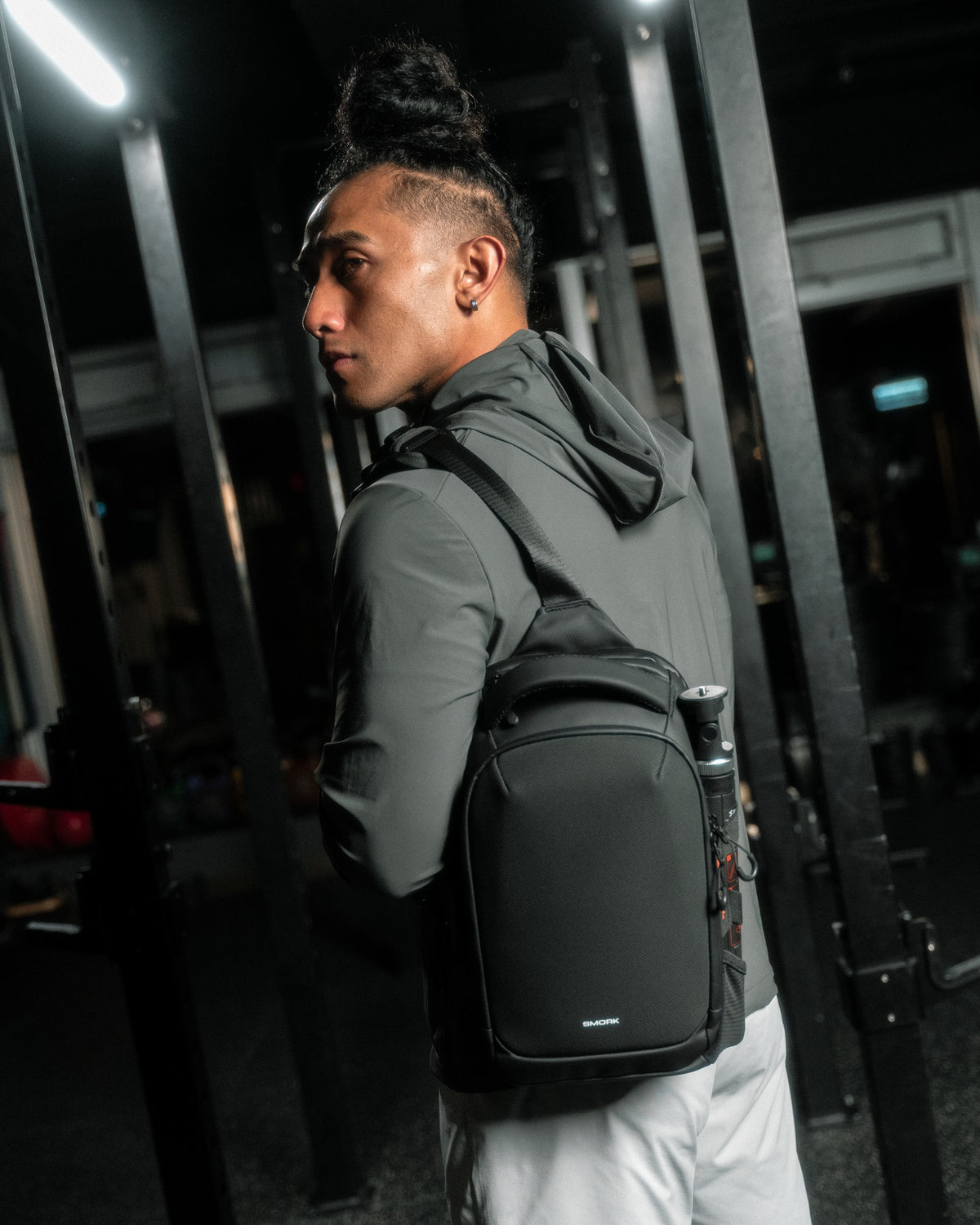 Smorky Sling 6L worn cross-body in a gym